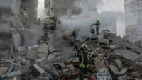 Des secouristes sur les lieux d'une frappe russe à Kiev, le 14 mai 2026 