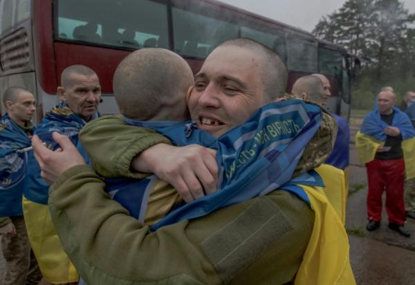 Des prisonniers de guerre ukrainiens libérés après un échange de prisonniers dans un lieu tenu secret de la région de Tchernihiv, le 15 mai 2026 en Ukraine