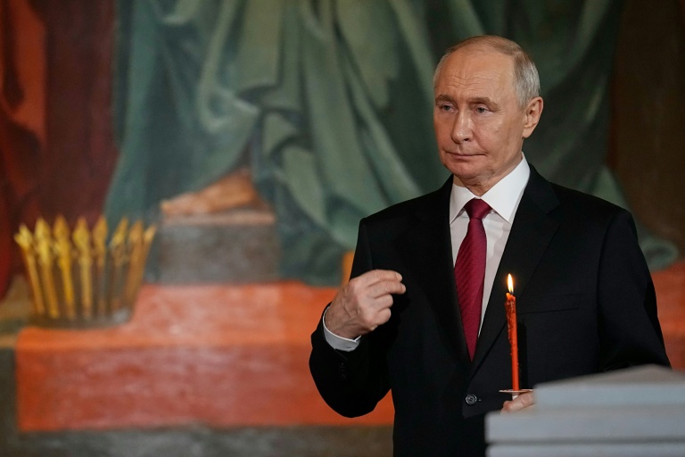 Le président russe Valadimir Poutine fait le signe de croix durant la messe de la Pâque orthodoxe à Moscou le 12 avril 2026