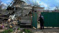Un policier russe inspecte une maison détruite après une attaque aérienne à Yasynuvata, dans la région ukrainienne de Donetsk contrôlée par la Russie, le 11 avril 2026