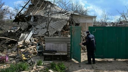 Un policier russe inspecte une maison détruite après une attaque aérienne à Yasynuvata, dans la région ukrainienne de Donetsk contrôlée par la Russie, le 11 avril 2026