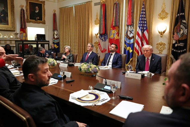 Le président américain Donald Trump reçoit son homologue ukrainien Volodymyr Zelensky (gauche), à la Maison Blanche à Washington, le 17 octobre 2025.