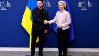 La présidente de la Commission européenne Ursula Von der Leyen acueille le président ukrainien Volodymyr Zelensky à Bruxelles le 17 août 2025