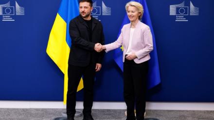 La présidente de la Commission européenne Ursula Von der Leyen acueille le président ukrainien Volodymyr Zelensky à Bruxelles le 17 août 2025