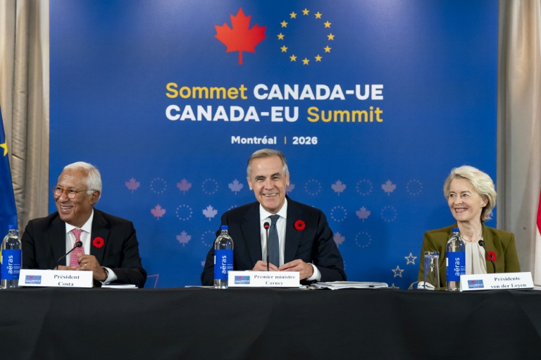 (g-d) Le président du Conseil européen Antonio Costa, le Premier ministre canadien Mark Carney et la présidente de la Commission européenne Ursula von der Leyen lors du 21e sommet UE-Canada, à Montréal, le 29 octobre 2026 au Canada