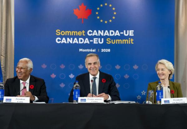 (g-d) Le président du Conseil européen Antonio Costa, le Premier ministre canadien Mark Carney et la présidente de la Commission européenne Ursula von der Leyen lors du 21e sommet UE-Canada, à Montréal, le 29 octobre 2026 au Canada