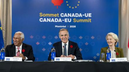 (g-d) Le président du Conseil européen Antonio Costa, le Premier ministre canadien Mark Carney et la présidente de la Commission européenne Ursula von der Leyen lors du 21e sommet UE-Canada, à Montréal, le 29 octobre 2026 au Canada
