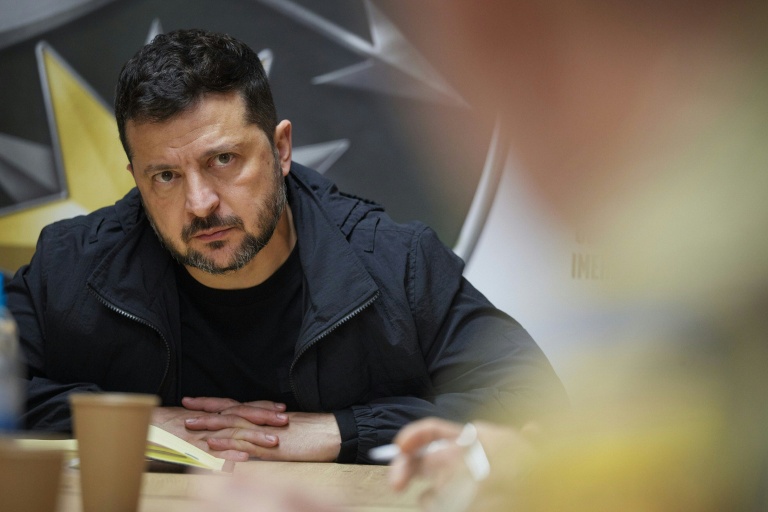 Photographie prise et diffusée par le service de presse de la présidence ukrainienne le 30 septembre 2026, le président ukrainien Volodymyr Zelensky assiste à une réunion avec des militaires sur une position de première ligne tenue secrète