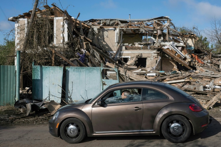 Un automobiliste devant une maison privée détruite, où un adolescent de 14 ans a été tué lors d’une attaque aérienne à Vyshgorod (Ukraine), dans la région de Kiev, le 30 septembre 2026