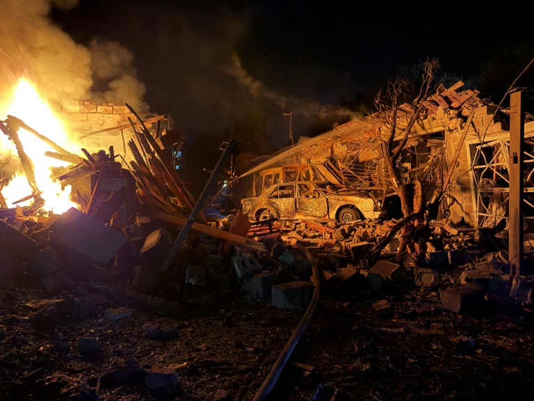 Un secouriste ukrainien intervient sur le site d'une frappe russe à Zaporijjia, en Ukraine, le 11 août 2026
