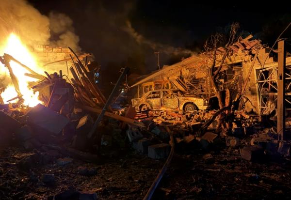 Un secouriste ukrainien intervient sur le site d'une frappe russe à Zaporijjia, en Ukraine, le 11 août 2026
