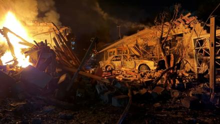 Un secouriste ukrainien intervient sur le site d'une frappe russe à Zaporijjia, en Ukraine, le 11 août 2026