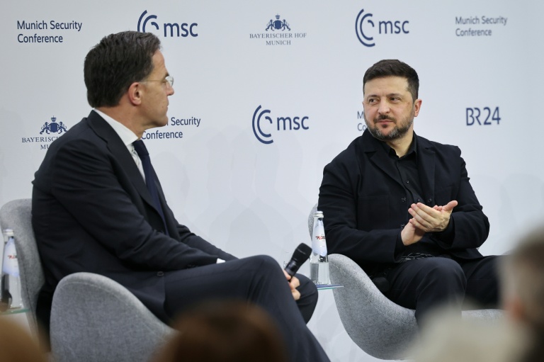 Le président ukrainien Volodymyr Zelensky (à droite) et le secrétaire général de l'OTAN Mark Rutte participent à une table ronde lors de la 62e Conférence de Munich sur la sécurité (MSC) le 14 février 2026 à Munich, dans le sud de l'Allemagne