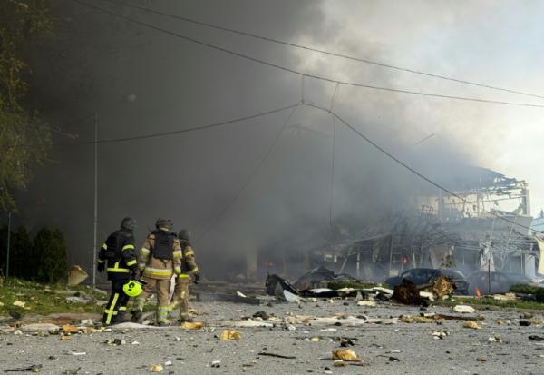 Des secouristes sur le site d'une attaque aérienne russe à Zaporijjia, le 5 mai 2026 en Ukraine 