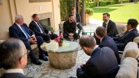 Photo diffusée par le service de presse de la présidence ukrainienne, le 18 mai 2025, montrant le président Volodymyr Zelensky (c-g), le vice-président américain JD Vance (c) et le secrétaire d'État américain Marco Rubio (c-d) lors d'une réunion à Rome
