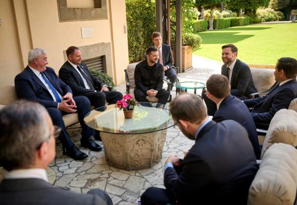 Photo diffusée par le service de presse de la présidence ukrainienne, le 18 mai 2025, montrant le président Volodymyr Zelensky (c-g), le vice-président américain JD Vance (c) et le secrétaire d'État américain Marco Rubio (c-d) lors d'une réunion à Rome