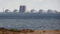 La centrale nucléaire de Zaporijjia, photographiée depuis Nikopol en Ukraine le 27 avril 2022