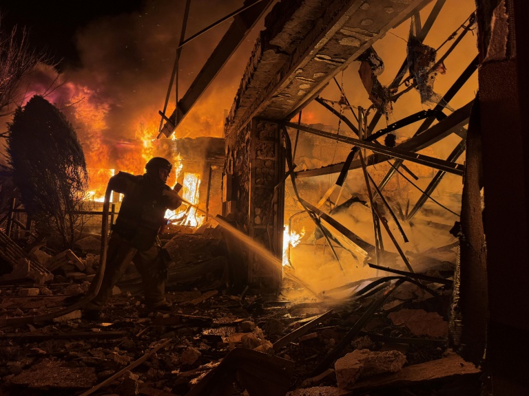 Un pompier éteint un incendie déclenché par une frappe de drones russes dans la région de Zaporijjia le 16 mars 2026