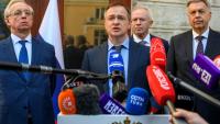Le chef de la délégation russe et conseiller de Poutine, Vladimir Medinsky, entouré par le vice-ministre des Affaires étrangères Mikhaïl Galouzine (g) et le chef du renseignement militaire russe (GRU) Igor Kostyukov (d), s'adresse à la presse avant une réunion entre les délégués ukrainiens, américains et russes à Istanbul, le 15 mai 2025