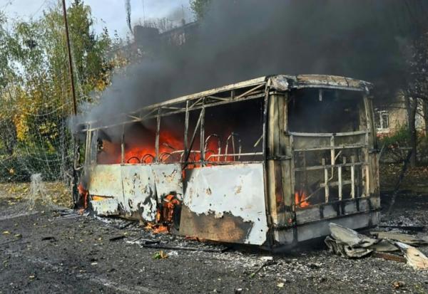 Photo publiée par le parquet de la région de Donetsk, montrant un bus détruits par une frappe russe à Kramatorsk, près de la ligne de front, le 8 octobre 2026 dans l'est de l'Ukraine
