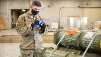 Comptage de palettes de munitions et matériel destinées à l'Ukraine, sur la base aérienne de Dover aux Etats-Unis, le 21 janvier 2022