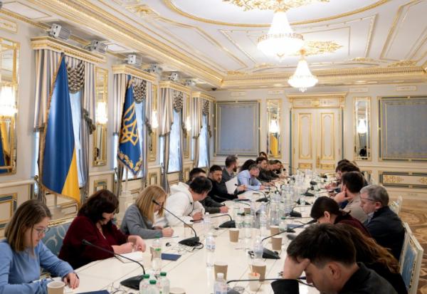 Photo diffusée par la présidence ukrainienne, le 24 décembre 20255, montrant le président ukrainien Volodymyr Zelensky lors d'une conférence de presse avec des journalistes, le 23 décembre 2025 à Kiev