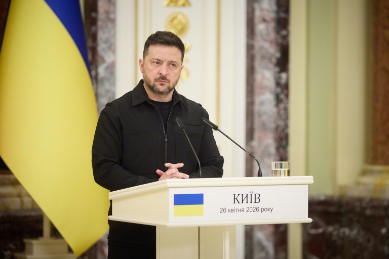 Photo émanant de la présidence ukrainienne, prise et transmise le 26 avril 2026, montrant loe président Volodymyr Zelensky s'exprimant lors d'une conférence de presse à Kiev 