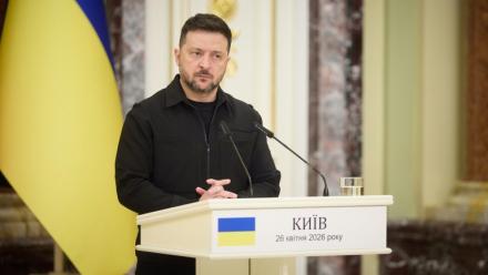 Photo émanant de la présidence ukrainienne, prise et transmise le 26 avril 2026, montrant loe président Volodymyr Zelensky s'exprimant lors d'une conférence de presse à Kiev 