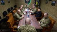 Photo fourni le 8 mai 2026 par la présidence ukrainienne montrant le président Zelensky avec le chef des forces armées  Oleksandr Syrsky (droite) dans la région de Dnipropetrovsk