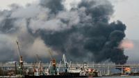 La fumée d'un terminal pétrolier en feu à Saint-Pétersbourg après des attaque de drones ukrainiens, le 18 octobre 2026 en Russie