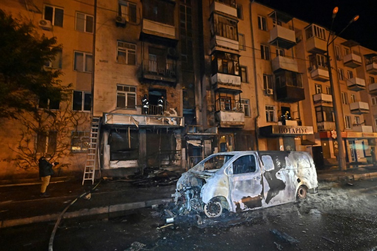 Des secouristes ukrainiens interviennent sur un immeuble résidentiel après une attaque de drones à Kharkiv dans la nuit du 2 au 3 mai 2025
