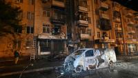 Des secouristes ukrainiens interviennent sur un immeuble résidentiel après une attaque de drones à Kharkiv dans la nuit du 2 au 3 mai 2025