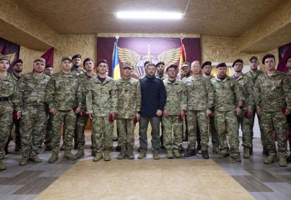 Le président ukrainien Volodymyr avec des militaires sur le front dans la région de Donetsk (est), le 18 septembre 2025