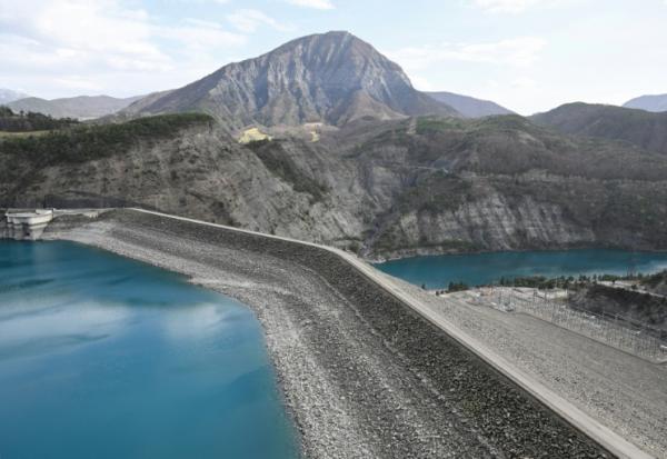 Cette photo, prise le 29 mars 2023, montre le barrage hydroélectrique d'EDF du lac de Serre-Ponçon, à Rousset, dans les Alpes françaises