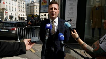 Jean-Eudes Gannat, porte-parole du "Comité du 9 mai" s'adresse à la presse, le 8 mai 2026 à Paris