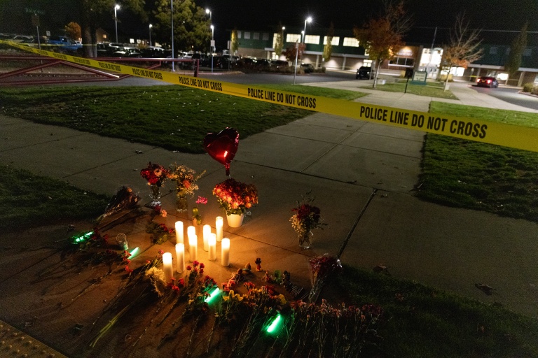 Des bougies et des fleurs déposées à la mémoire des victimes de la tuerie de l'école primaire Silver Rail à Bend, aux États-Unis, le 15 octobre 2026 