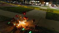 Des bougies et des fleurs déposées à la mémoire des victimes de la tuerie de l'école primaire Silver Rail à Bend (Etats-Unis) le 15 octobre 2026 