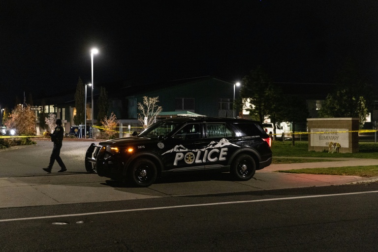 La police pose des rubalises devant l'école élémentaire Silver Rail après la tuerie qui a fait plusieurs morts à Bend, dans l'Orégon, aux Etats-Unis le 15 octobre 2026