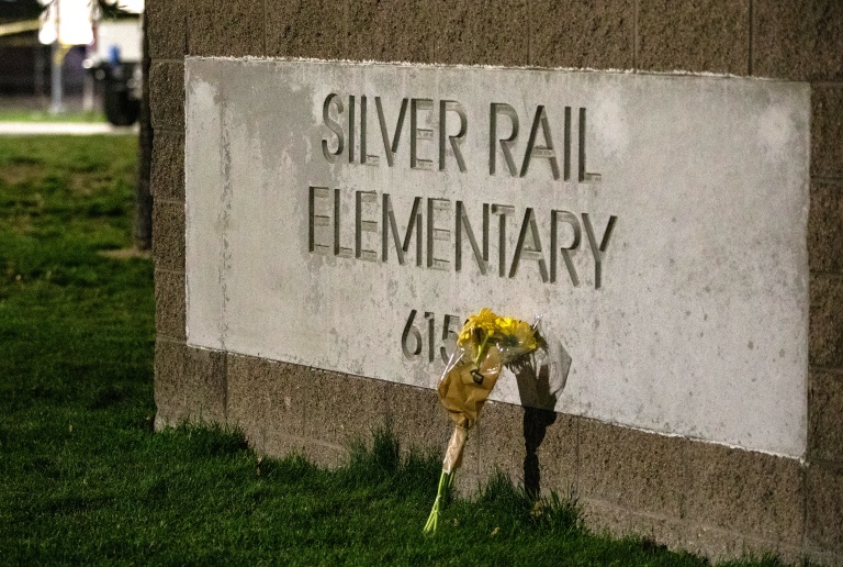 Un bouquet de fleurs à l'entrée de l'école primaire Silver Rail de Bend, aux États-Unis, le 15 octobre 2026