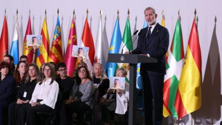 Le roi d'Espagne Felipe VI s'exprime le 29 octobre 2025 à Valence devant les familles des victimes, un an après les inondations meurtrières dans cette région