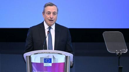 L'ancien président de la Banque centrale européenne Mario Draghi prononce un discours à Bruxelles le 16 septembre 2025  