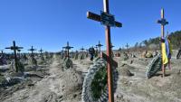 Des tombes d'inconnus massacrés à Boutcha, en Ukraine, le 30 mars 2023