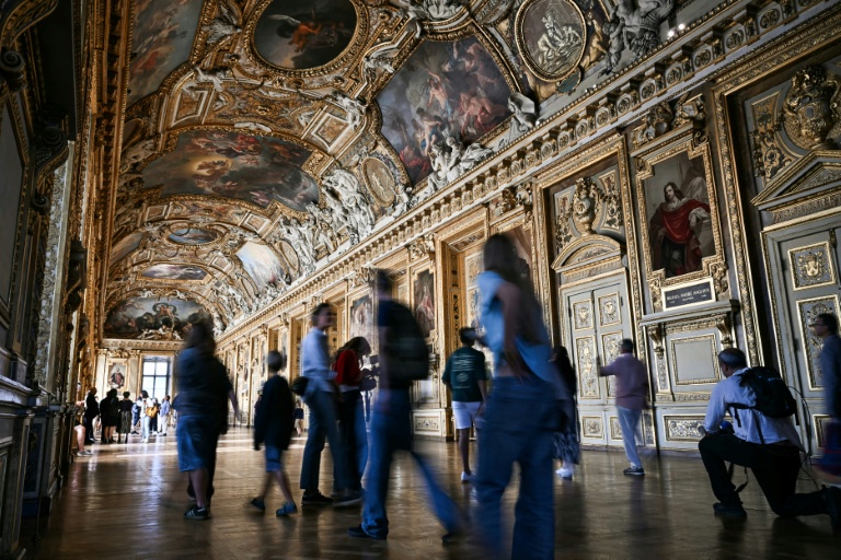 Des visiteurs dans la galerie Apollon du musée du Louvre, lors de sa réouverture au public après le vol des  joyaux de la Couronne de France en 2025, le 22 juillet 2026 à Paris