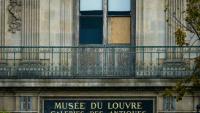 Une fenêtre cassée par laquelle les voleurs sont passés pour dérober  les joyaux de la Couronne au musée du Louvre, le 20 octobre 2025 à Paris