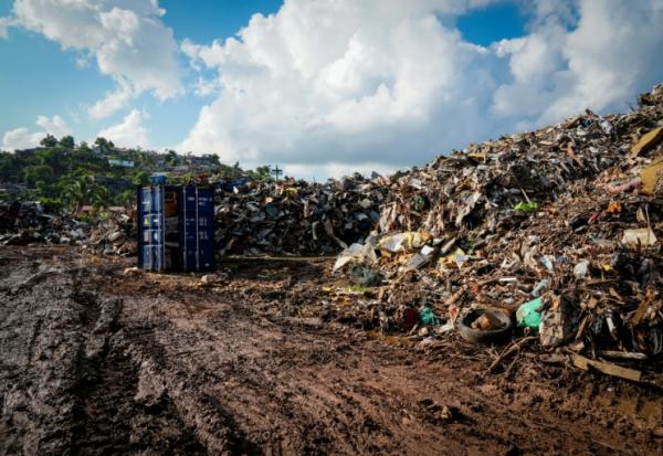 Un terrain jonché de débris et de tôles métalliques à Mamoudzou, un an après le passage du cyclone Chido à Mayotte, le 2 décembre 2025