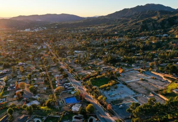 Une vue aérienne d'Altadena, prise le 29 décembre 2025, montre l'étendue des dégâts et des chantiers en cours, près d'un an après les incendies qui ont ravagé Los Angeles et ses environs