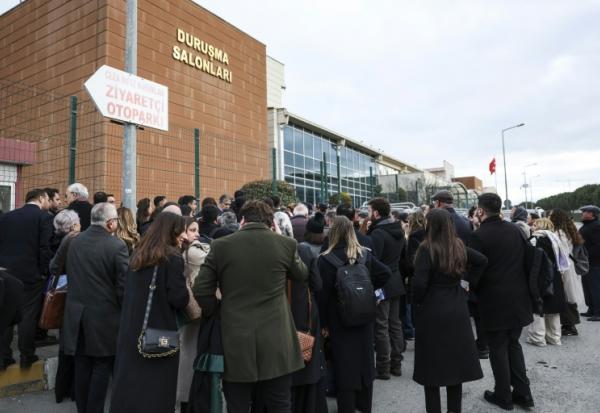 Des partisans du maire d'Istanbul emprisonné, Ekrem Imamoglu, manifestent devant le tribunal de Silivri où il comparaît dans une affaire de corruption, le 9 mars 2026 à Istanbul