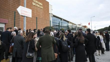 Des partisans du maire d'Istanbul emprisonné, Ekrem Imamoglu, manifestent devant le tribunal de Silivri où il comparaît dans une affaire de corruption, le 9 mars 2026 à Istanbul