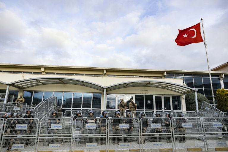 Des soldats turcs montent la garde derrière des barricades devant le tribunal de Silivri, où le maire d'Istanbul doit comparaître dans une affaire de corruption, le 9 mars 2026  à Istanbul