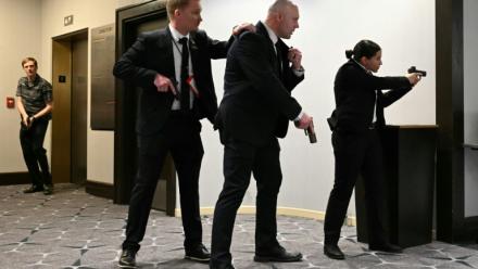 Des agents sont armes au poing après que des détonations ont été entendues au dîner des correspondants de la Maison Blanche, à l'hôtel Washington Hilton, le 25 avril 2026 à Washington